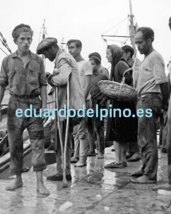 Gente pobre espera la llegada de los barcos de pesca en el puerto de Almería - Eduardo del Pino Vicente