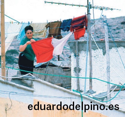 Una mujer tiende ropa en un terrado de la Almería de los años 60 - Eduardo del Pino Vicente
